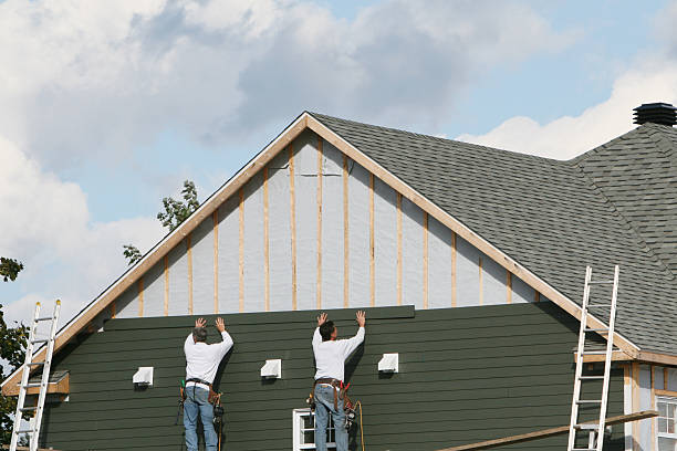 Professional Siding technician working in Wyandanch, NY